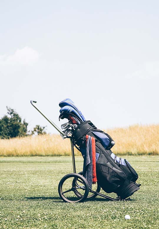 Fotografía de una bolsa de golf en un campo de golf