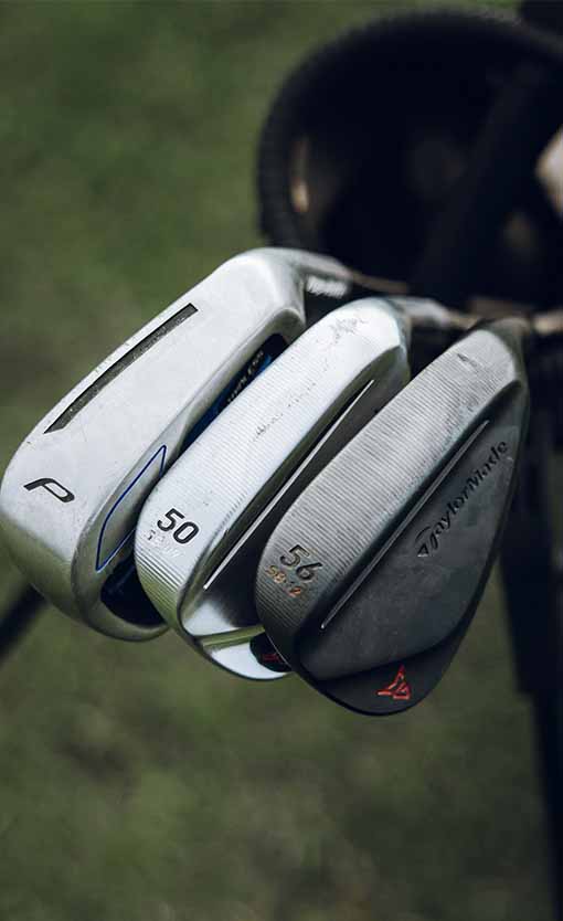 Fotografía de tres cabezas de palos de golf en una bolsa de golf tipo lápiz