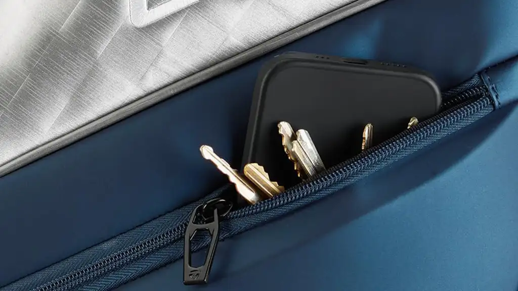 Fotografía detalle de un bolsillo en una bolsa de golf.