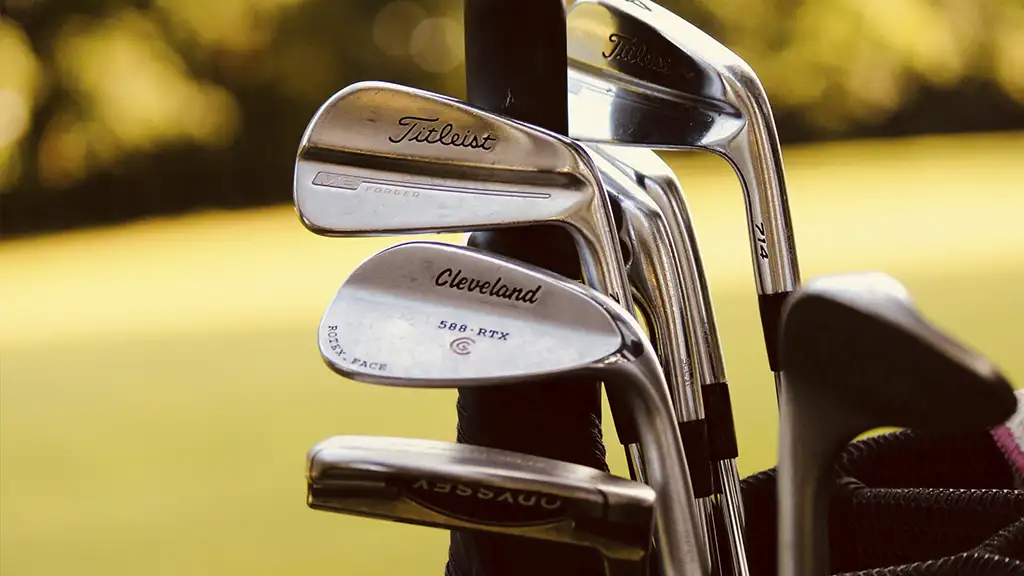 Fotografía detalle de 14 palos de golf en bolsa