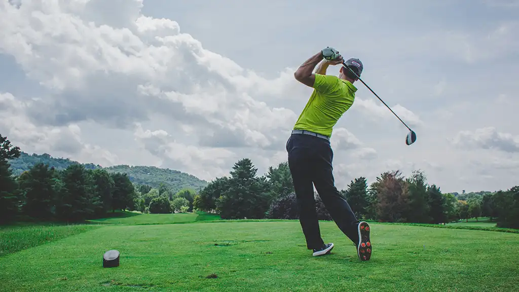 Fotografía de un swing de golf cómo presentación del post de regalos golfistas
